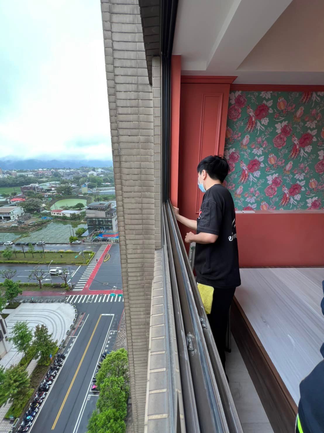 我們裝潢後細清,會幫設計師或屋主驗收瑕疵貼標籤,方便木工修補