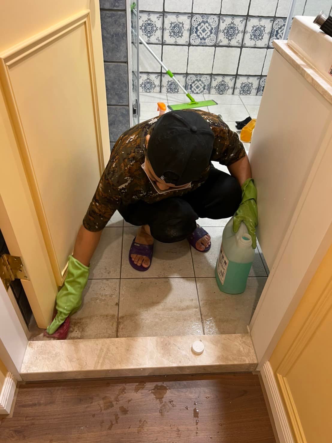 我們裝潢後細清,會幫設計師或屋主驗收瑕疵貼標籤,方便木工修補