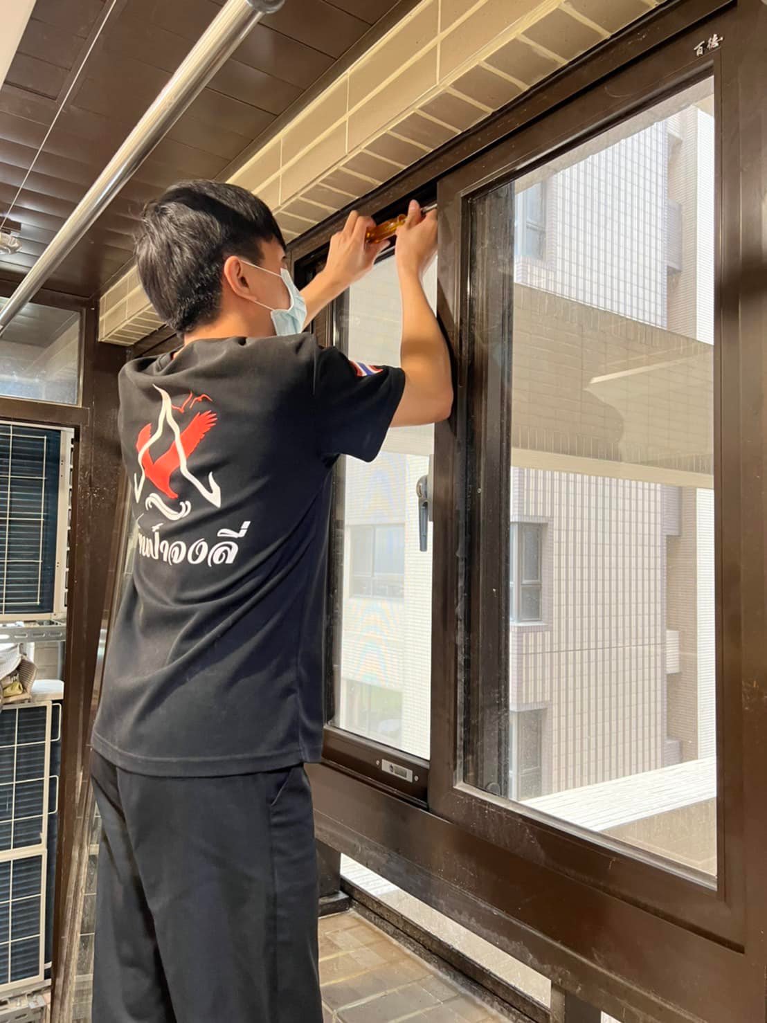 我們裝潢後細清,會幫設計師或屋主驗收瑕疵貼標籤,方便木工修補