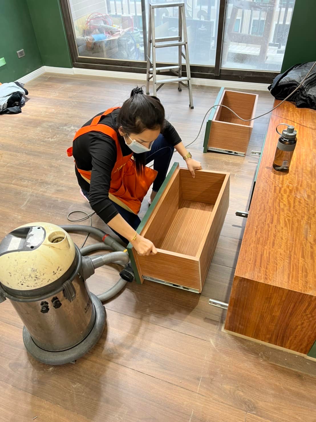 我們裝潢後細清,會幫設計師或屋主驗收瑕疵貼標籤,方便木工修補